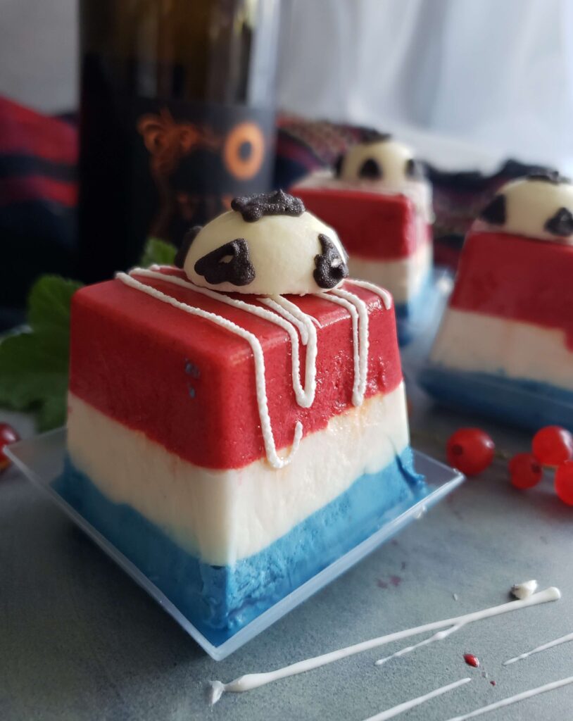 Dessert inspiré du drapeau de la France, créé pour une collection de la Coupe du monde de football.